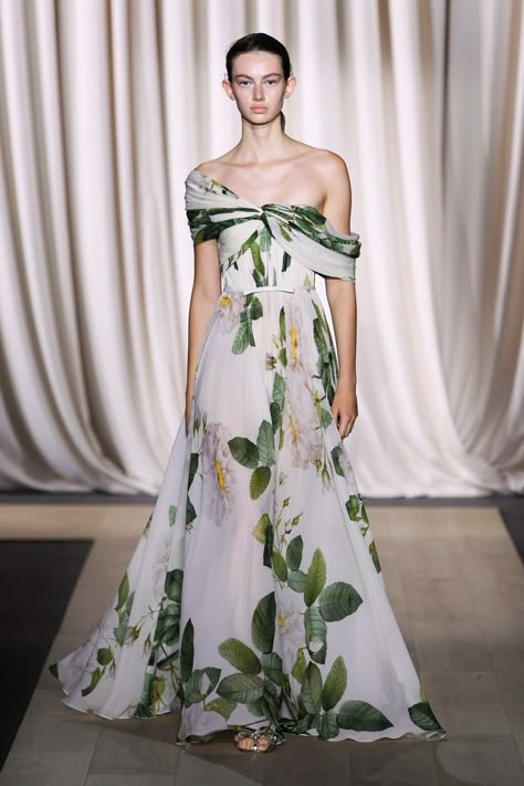 Giambattista Valli Haute Couture, Ss 2024, Moda Paris, Floral Print Maxi Dress, Fashion Videos, Floral Print Maxi, 2024 Trends, Feminine Dress, Giambattista Valli