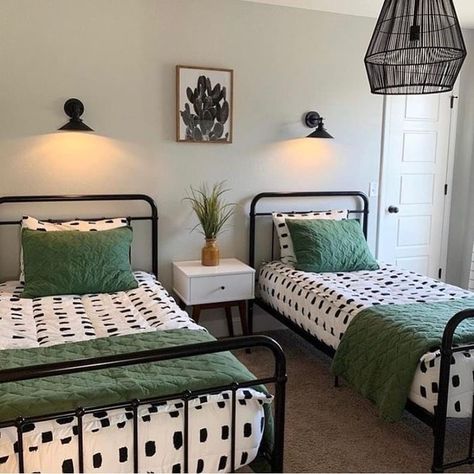 Twin Beds Guest Room, Shared Boys Rooms, Boys Shared Bedroom, Airbnb Ideas, Kids Shared Bedroom, Big Boy Bedrooms, Big Kids Room, Toddler Boys Room, Twin Beds