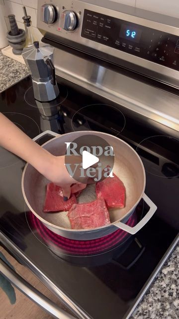 Kimberly Stephanie on Instagram: "Recipe 💃🇨🇺⬇️ 2 pounds of flank steak 1 Onion 4 Garlic cloves  2 Bay Leafs  Sofrito  1 green pepper  1 red pepper 1 onion 6 garlic cloves  1 can of tomato sauce  Goya Adobo 1 1/2 cup of water or until filled up  1 Lemon  Salt/Pepper  1. Brown the flank steak  2. Fill up with water + add onion, garlic, bay leaf, sazon Goya and cook for 45 minutes  3.Shred flank steak 4.In a pot, sauté garlic and sofrito  5.Add peppers, onions and flank steak  6.Add tomato sauce and fill up the pan with water  7.Add lemon and any extra seasonings you like 8.Cover and cook till meat is tender   @imusa @imusacolombia @goya @marthastewart @target  #latina #latinacontentcreator #cuban #miami #pitbull #miamidade #dale #cuba #cubanfood #comida #hispanic #hispanicheritagemonth #c Goya Sazon Recipe, Sazon Goya, Goya Recipe, Flank Steak Recipes, Hispanic Kitchen, Boricua Recipes, Cuban Food, Lemon Salt, Cup Of Water