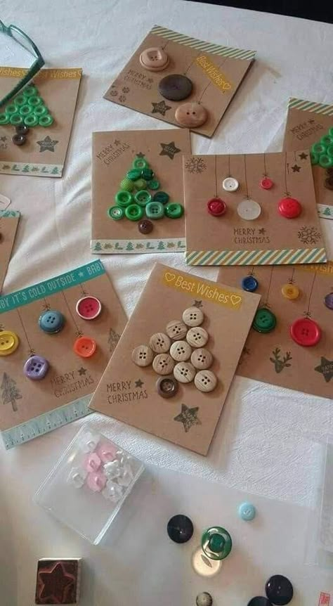 Christmas Button Crafts, Button Christmas Cards, Buttons Crafts Diy, Hama Art, Christmas Gift Tags Handmade, Holiday Cards Handmade, Easy Diy Christmas Gifts, Christmas Buttons, Christmas Crafts To Make