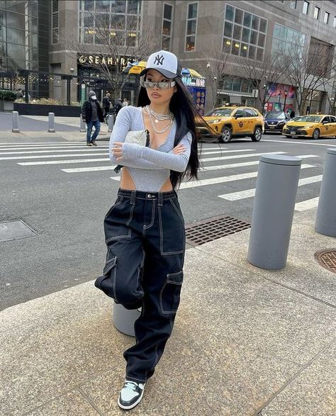 Rate This Cargo pants outfit From ⭐1~10. SAVE & FOLLOW i will update everyweek. Baddie Streetwear, Streetwear Caps, Cargo Outfit, Cap Outfit, Tiktok Outfits, Bella Hadid Outfits, Cargo Pants Outfit, Tomboy Outfits, Sport Chic