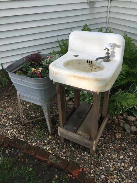 Sink Birdbath, Old Sink Ideas Garden, Potting Sink, Potting Bench With Sink, Outdoor Garden Sink, Sink Diy, Outside Sink, Antique Ideas, Potting Station