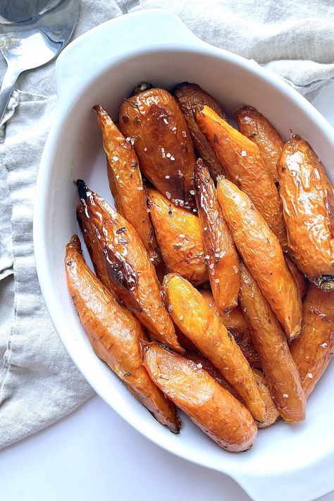 Easy Maple Glazed Roasted Carrots Thanksgiving Carrot Recipe, Thanksgiving Potluck Dishes, Baked Carrots Recipe, Best Peach Pie, Glazed Roasted Carrots, Roasted Baby Carrots, Roasted Rainbow Carrots, Carrots Side Dish, Cooking With Fresh Herbs