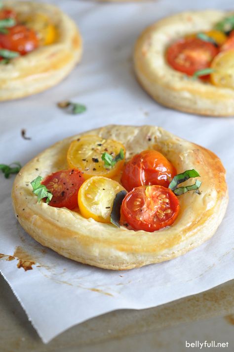 These tomato and basil puff pastry tarts are fresh, light, and delicious. They’re incredibly easy, but look so fancy! Basil Puff Pastry, Puff Pastry Tarts, Blt Dip, Cheesy Corn, Puff Pastry Tart, Corn Dip, Tomato Tart, Savory Pastry, Pastry Tart