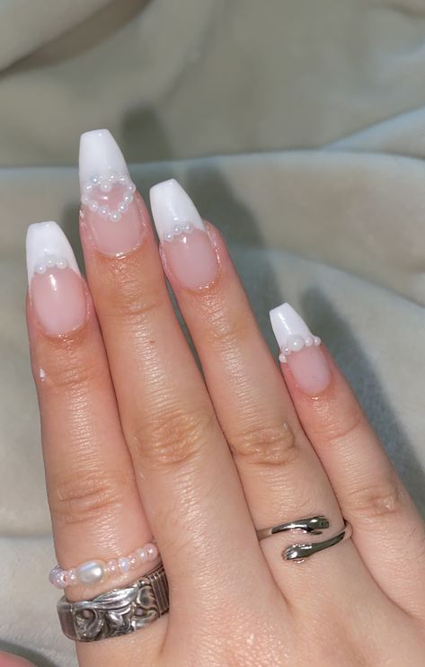 Trendy Pearl Nails, Nails Inspo With Pearls, White French Tip Nails Almond Design, French Tips With Crystals, French Tip Acrylic With Pearls, White French Tip With Pearls Nails, Pearl Nail French Tip, White French Tip Nails With Diamonds, White French Tips With Pearls