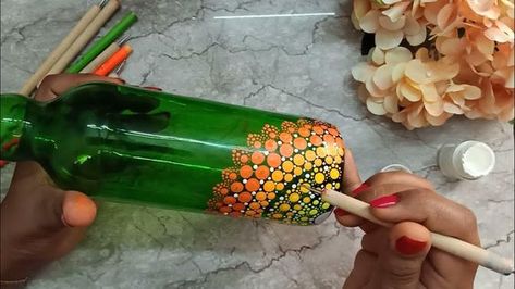 Mandala Art On Bottle For Beginners, Mandala Dots On Bottles, Bottle Art Table Lamps, Wine Bottle Mandala Art, Wine Bottle Dot Art, Mandala Art On Glass Bottle, Glass Bottles Painting Ideas, Dot Painting Bottles, Wine Bottle Painting Ideas Acrylic