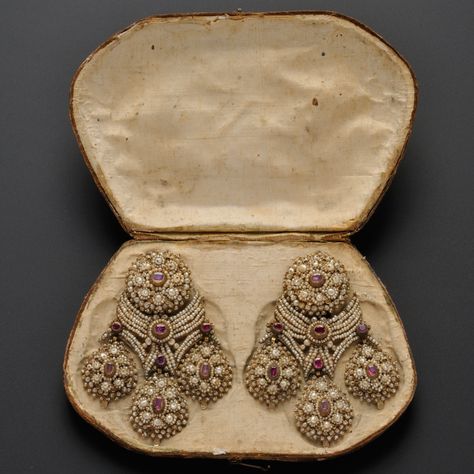 Fine and Rare Pair of Antique Seed Pearl and Ruby Girandole Earpendants | Sale Number 2671B, Lot Number 354 | Skinner Auctioneers Mughal Fashion, Seed Pearl Jewelry, Rajputi Jewellery, Perhiasan India, Antique Jewelry Indian, Indian Jewellery Design Earrings, Desi Wedding, Jewelry Design Earrings, Indian Wedding Jewelry