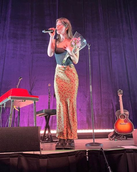 Gracie Abrams Nation on Instagram: “Gracie on stage tonight in Denver, CO. (via @officialsourtour's story)” Kawaii Clothes Goth, Concert Outfit Ideas, Concert Fits, Gracie Abrams, Blair Waldorf, Denver Co, Outfit Inspo Fall, On Stage, Outfits Aesthetic