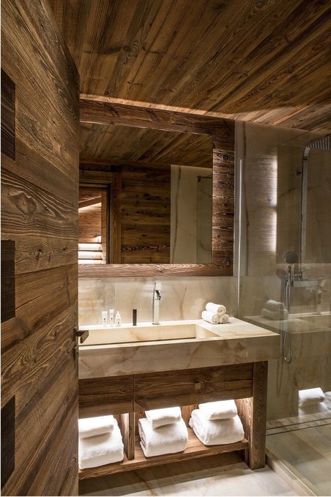 Chalet Bathroom Luxury, Bathroom Mountain Decor, Ski Hotel Room, Mountain Chalet Bathroom, Ski Lodge Bathroom, Ski Chalet Bathroom, French Ski Chalet, Modern Bathroom With Wood, Ski Chalet Bedroom