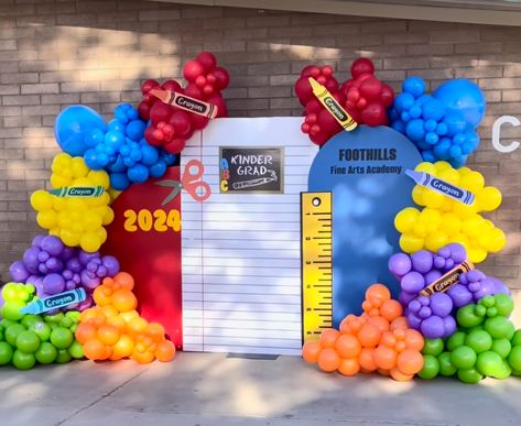 Back To School Backdrop Ideas, Back To School Balloon Arch, First Day Of School Backdrop, Back To School Photo Backdrop, Preschool Graduation Party, Party Balloons Diy, Balloon Bouquet Diy, Boy Birthday Party Themes, Graduation Backdrop