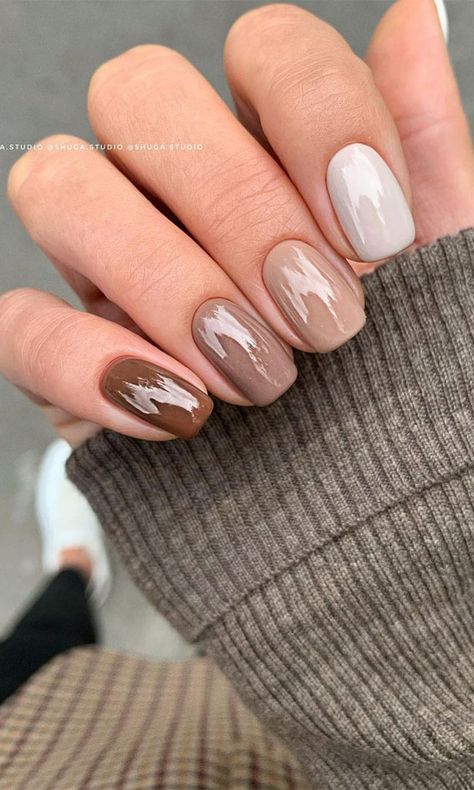 14. Fall Nail Colours We have a pretty gradient nail design for you. The nails feature fall neutral shades.  The colors are warm, stylish... Fall Nail Colours, Nagellack Trends, Fall Gel Nails, Nail Colours, Cute Gel Nails, Nagel Inspo, Neutral Nails, Fall Nail, Classy Nails