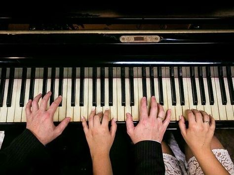 Twisted Emotions, Bella Y Edward, Marinette Et Adrien, Next To Normal, Playing The Piano, Rachel Berry, Cora Reilly, Melodrama, Music Aesthetic