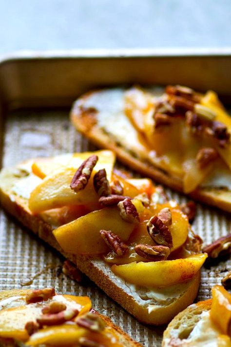 Sweet 'n' spiced caramelized apples piled high on top of cream cheese and crisp french bread is a match made in HEAVEN in this gorgeous cream cheese bruschetta! Cheese Bruschetta, Apple Cream Cheese, Caramelized Apples, Real Food Snacks, Caramelised Apples, Spiced Pecans, Apple Season, Apples And Cheese, Evening Snacks