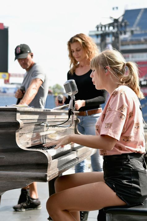 Tim McGraw and Faith Hill Sing 'Tim McGraw' With Taylor Swift Faith Photos, Taylor Swift Tim Mcgraw, Tim Mcgraw And Faith Hill, Taylor Memes, Taylor Swift Cat, Tim And Faith, Tim Mcgraw Faith Hill, American Queen, Reputation Era