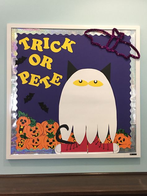 Pete the Cat "Trick or Pete" library Halloween bulletin board Library Halloween, October Bulletin Boards, Halloween Classroom Door, Bullentin Boards, Halloween Bulletin Boards, Pete The Cats, Fall Bulletin Boards, Preschool Bulletin, Library Bulletin Boards