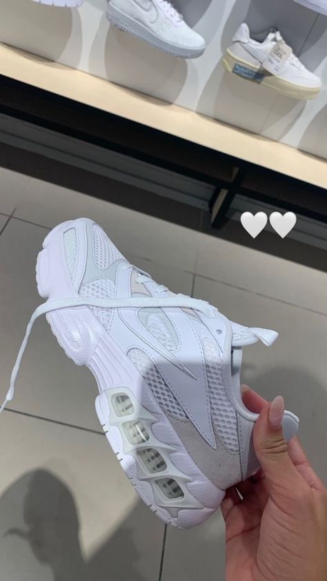 Nike Zoom Air Fire, Neutral Color Shoes, Nike Zoom Air, Looks Hip Hop, Trendy Shoes Sneakers, Layered Style, White Nike Shoes, Nike Shoes Girls, Air Fire