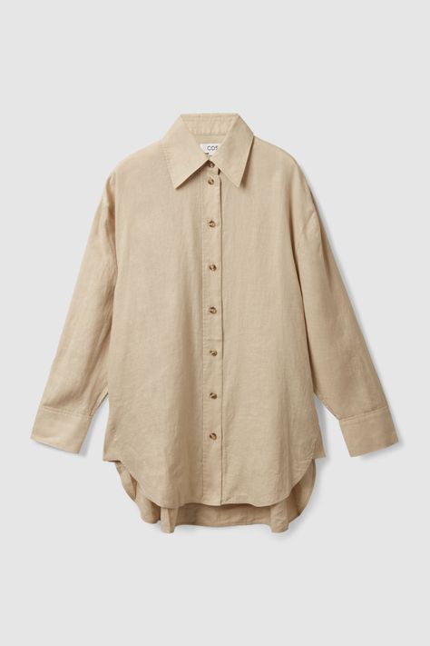 Crafted from pure breathable linen, this lightweight shirt is cut for an oversized fit and features tortoise shell-effect buttons, a relaxed sleeve and a stepped hem for a laidback silhouette.- Pointed collar- Exposed placket- Cuffed long sleeves100% Linen / Machine wash cold Back length of size 6 is 34.05" Kemeja Linen, Oversized Linen Shirt, Cos Tops, Beige Shirt, Cut Sweatshirts, Denim Blouse, Wool Turtleneck, Denim Cutoffs, Women Shirts Blouse