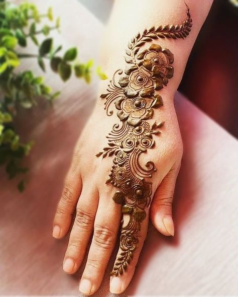 Mehndi Designs 2024, Simple Aesthetic Mehndi, Simple Aesthetic Mehndi Designs, Arbic Mendhi Design, Simple Arabic Mehendi Designs, Hairstyles Mehndi, Hand Mehndi Designs Back, Simple Mehndi Designs Front Hand, Aesthetic Mehndi Designs