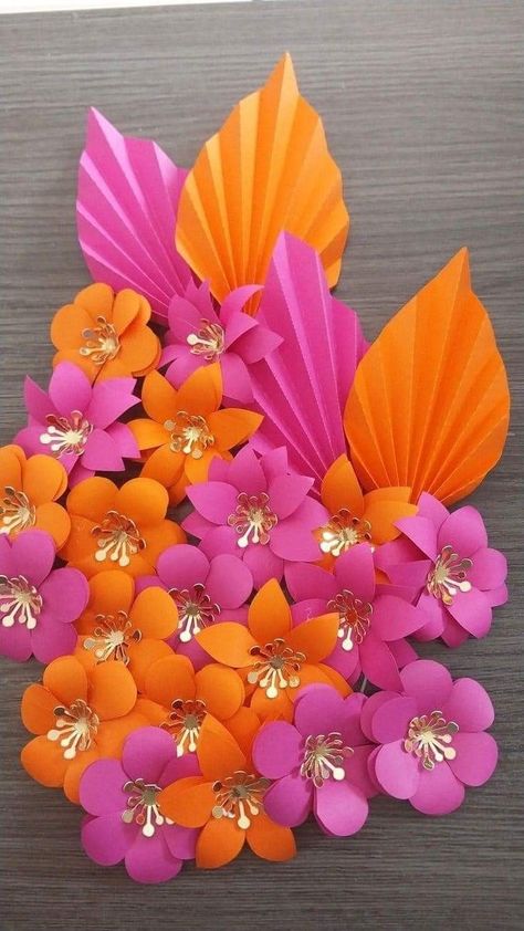 Ganpati Decoration Theme, Diy Crafts For School, Paper Decorations Diy, School Board Decoration, Kindergarten Classroom Decor, Decoration Vitrine, Paper Flower Patterns, Homemade Halloween Decorations, Fiesta Decorations