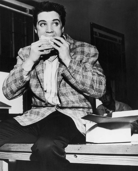 Elvis Presley eating a sandwich. There are so many old pictures of celebrities with food, and I think it's funny how culture has changed. Elvis Presley Posters, Funny Vintage Photos, Joanne Woodward, Vitamix Recipes, Elvis And Priscilla, Vincent Price, Elvis Presley Photos, Memphis Tennessee, Priscilla Presley