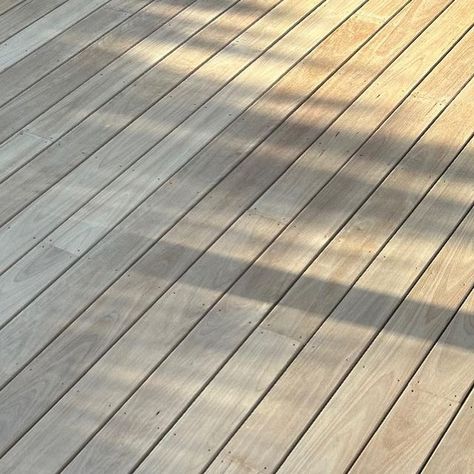 Bonnie Stacey | Landscape Designer Perth on Instagram: "Natural look decking oil 🤎  The mix we used and our results are finally here 🙌🏽 after MONTHS of hunting around for the perfect mix   A few important points to cover first…   🤎 we used Blackbutt timber, which is naturally blonde/light brown in appearance. Other timbers will show different results.   🤎 We wanted to use a ‘pigmented’ oil, as opposed to a ‘clear’ oil. The reason for this is a pigmented mix offers more protection from UV (like sunscreen for your deck)☀️   Now for the mix we used…  We used following mix of @wocaaustralia products 👇🏾  1 part ‘White’ to 3 parts ‘Larch’  (ie 25% white, 75% Larch)   after testing lots of different brands & colours we found this mix had the most natural finish, almost identical to the nat Natural Decking Ideas, Blackbutt Decking, Deck Colours, Decking Colours, Architecture Vibes, Spotted Gum Decking, Wood Pool Deck, Ipe Deck, Decking Oil