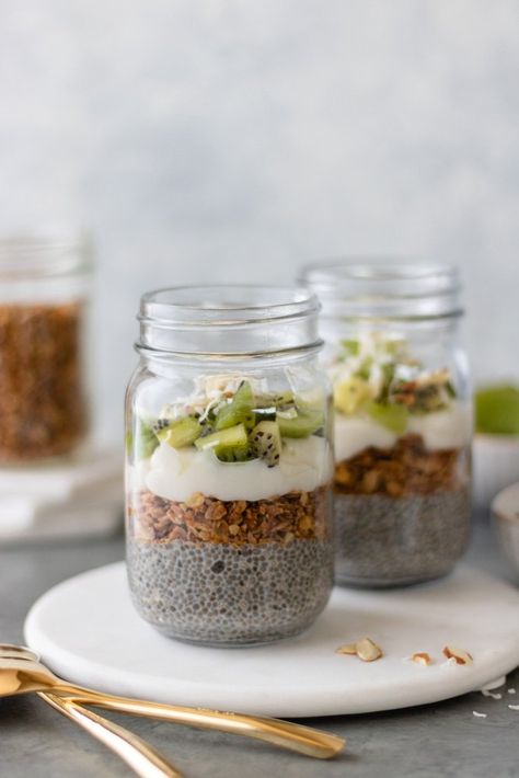 This Loaded Kiwi Chia Pudding is dairy Overnight Chia Pudding, Kiwi Recipes, Chia Benefits, Light Dessert, Carrot Cupcake, Chia Seeds Benefits, Roasted Strawberries, Chia Pudding Recipes, A Healthy Breakfast