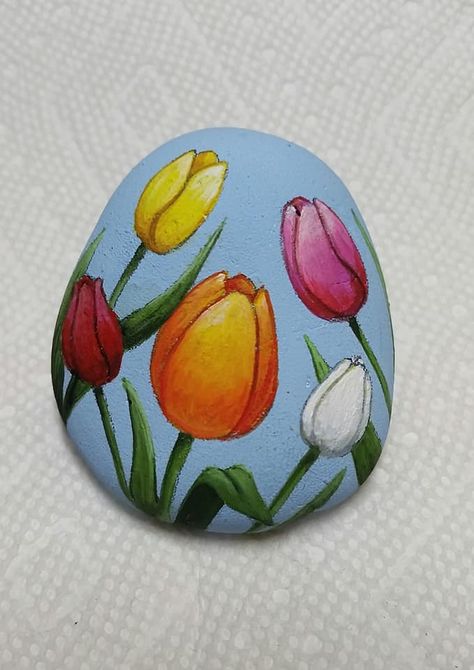 Tulip Rock Painting, Spring Rock Painting, Acrylic Painting Rocks, Rock Painting Flowers, Garden Rock Art, Painted Rock Animals, Tulip Painting, Stone Art Painting, Painted Rocks Craft