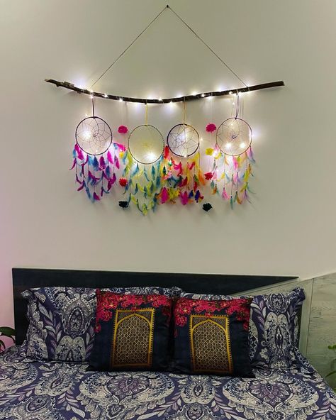 Hanging Dream Catchers Wall Decor, Dry Craft For The Home Ideas, Bedroom Dream Catcher Decor, Dream Catcher Decor Wall Hangings, Home Made Dream Catchers, Diy Drawing Room Decor Ideas, Home Made Home Decor, Dream Catcher Room Ideas Bedrooms, Room Decorate Ideas Diy