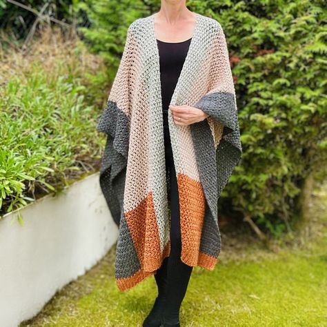 Color Block Crochet Ruana: Free Pattern Sleeveless Cardigan Crochet, Crochet Ruana Pattern, Crochet Sleeveless Cardigan, Cape Crochet Pattern, Cape Au Crochet, Crochet Ruana, Color Block Crochet, Cape Crochet, Ruana Pattern