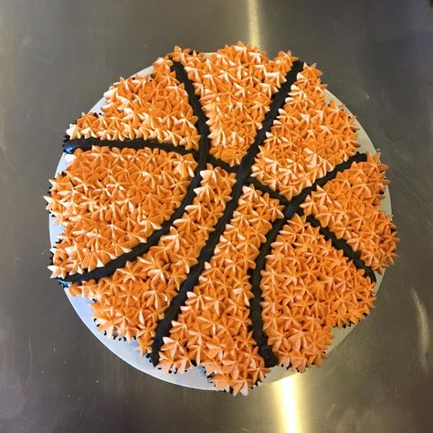 For the basketball fans, a sporty pull apart cake! Basketball Treats, Ball Cupcakes, Basketball Cupcakes, Pull Apart Cupcake Cake, Ideas Cupcakes, Pull Apart Cake, Cake Pulls, Basketball Cake, Basketball Birthday Parties