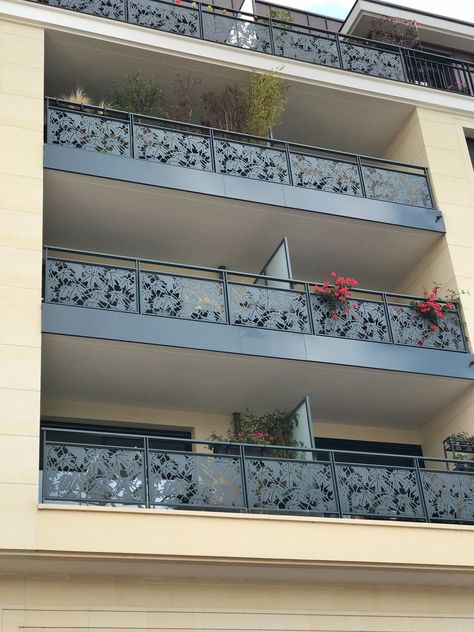 Cnc Balcony Design, Railing Design Balcony, Metal Balcony Railing, Compound Wall Gate Design, Pagar Modern, Balcony Glass Design, Stairs Window, Staircase Railing Design, Grill Gate Design