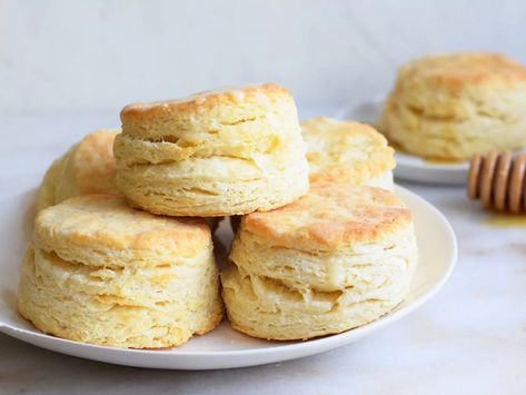 Bobby Flay Buttermilk Biscuits Recipe Popeyes Biscuit Recipe, Tattie Scones, Baking Powder Biscuits, Buttermilk Biscuits Recipe, Flaky Biscuits, Cream Biscuits, Pan Integral, Biscuits Easy, Bobby Flay