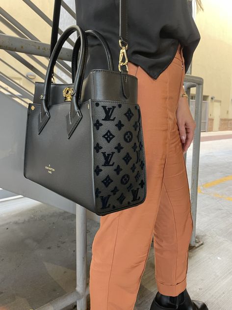 Louis Vuitton On My Side, Minimalist Vibe, Louis Vuitton Store, Side Bag, Bags Aesthetic, Side Bags, Best Bags, Mobile Suit, My Side