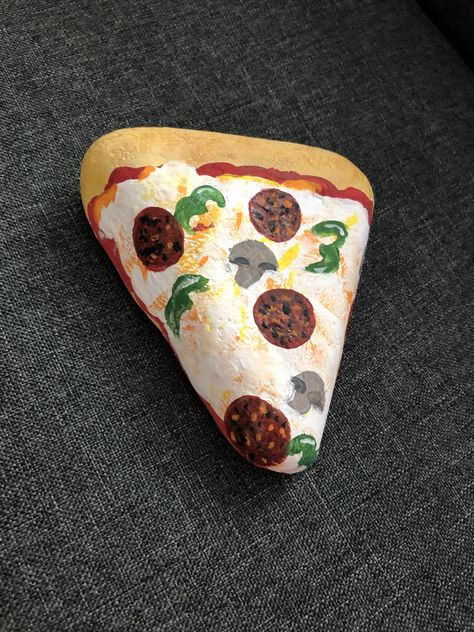 Triangle Painted Rocks, Taco Rock Painting, Pizza Painted Rock, Triangle Rock Painting, Triangle Rock Painting Ideas, Pizza Rock Painting, Small Rock Painting Ideas, Pizza Drawing, Painted Seashells