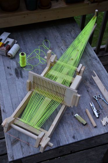 DIY: How to Make a Scrapwood Loom by hells-oui on Instructables Inkle Weaving, Rigid Heddle Weaving, Card Weaving, Inkle Loom, Types Of Weaving, Weaving Tools, Lucet, Heddle Loom, Tablet Weaving