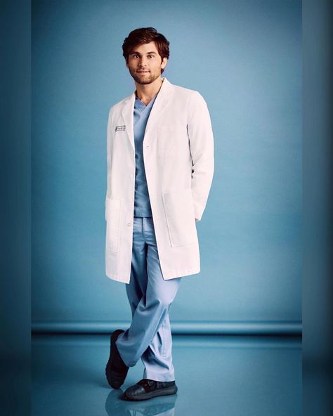 89.7 mil Me gusta, 1,046 comentarios - Jake Borelli (@jake.borelli) en Instagram: "Yes... This is me flirting with you. #GreysAnatomy 2 more days!" Levi Schmitt, Healthcare Uniforms, Medical Photography, 2 More Days, Doctor Outfit, Male Doctor, White Coat, Grey's Anatomy, Greys Anatomy