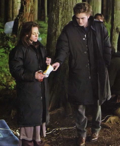 Kristen Stewart & Rob Pattinson -- behind the scenes of 'New Moon' sharing chips Ian E Nina, Kristen And Robert, Twilight Saga Series, Robert Pattinson Twilight, Twilight Cast, Robert Pattinson And Kristen, Twilight Photos, Twilight New Moon, Twilight Film