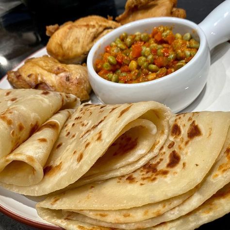 Homemade Chapati, Nyama Choma, Ugandan Food, Kenya Food, Kenyan Food, Green Pigeon, Romantic Breakfast, Chicken Cooking, Pigeon Peas