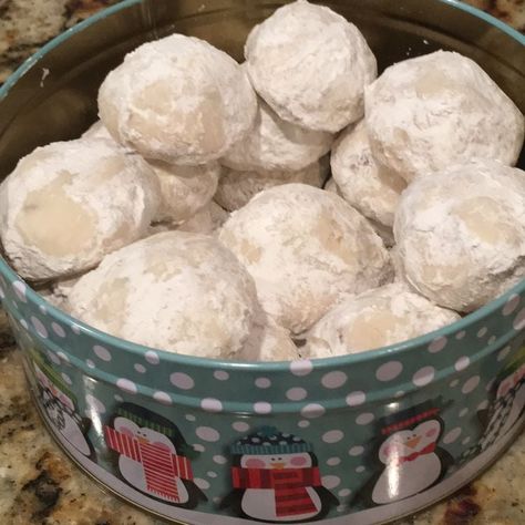 Buttery Pecan Snowball Cookies - Susan Recipes Biscotti Recipes, Skillet Cookies, Pecan Snowballs, Pecan Snowball Cookies, Snowball Cookie Recipe, Southern Recipe, Russian Tea Cake, Mexican Wedding Cookies, Snowball Cookies