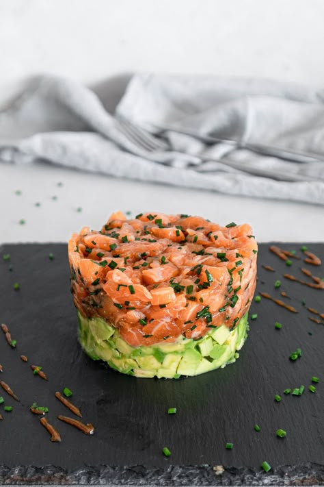 Learn how to make this restaurant-quality salmon avocado tartare with miso tamari sauce. This recipe is seriously the best and easy to make! Gluten-free & dairy-free. Best Salmon Tartare Recipe, Appetizer For Restaurant, Salmon Tartare Avocado, Smoked Salmon Tartare Recipe, Salmon Avocado Tartare, Easy Restaurant Recipes, Sushi Salmon Recipes, Easy Fine Dining Recipes, Main Course Plating