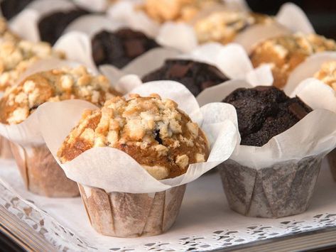 The Secret to the Best Bakery-Style Muffins Rich Banana Bread, Best Zucchini Bread, Big Cupcake, Chocolate Chip Muffin Recipe, Bakery Style Muffins, Muffin Tin Recipes, Best Bakery, Baking Muffins, Best Chocolate Cake