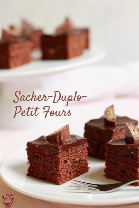 Aus einer relativ spontanen Idee ist etwas so großartiges geworden. Sacher-Torte neu interpretiert! Dessert Cake Recipes, Fabulous Foods, Mini Cakes, Yummy Snacks, Cake Desserts, Afternoon Tea, Cake Recipes, Food And Drink, Yummy Food