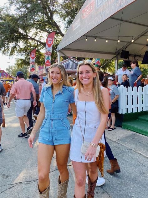 Preppy Morgan Wallen Concert Outfit, Classy Cowgirl Boots Outfit, Preppy Festival Outfit, Acl Outfits Festivals 2023, Southern Gameday Outfit, Neon Concert Outfit, Nashville Summer Outfits 2023, Preppy Country Concert Outfit, Southern College Outfits