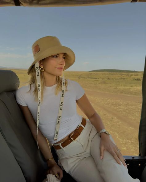 Elevate your safari experience with these elegant summer outfit ideas! Perfect for women traveling to South Africa, Tanzania, and Namibia, our guide features chic and comfortable clothing options that are ideal for the wild, just like this minimalist look with a white tee, white jeans and a Loewe hat. Safari Outfit Women, Africa Safari Clothes, Elevated Outfits, Cass Dimicco, Cute Travel Outfits, South Africa Safari, Safari Outfit, Safari Outfits, Safari Chic