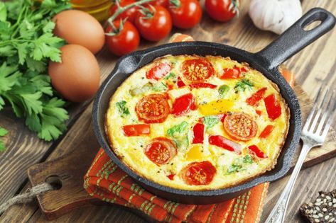 Healthier New Year: Flex Meal Recipes | The Leaf Nutrisystem Blog Italian Frittata, Bacon Frittata, Egg Frittata, Veggie Skillet, Vegetable Frittata, Iron Skillet Recipes, Cheese Frittata, Cast Iron Skillet Recipes, Cast Iron Recipes