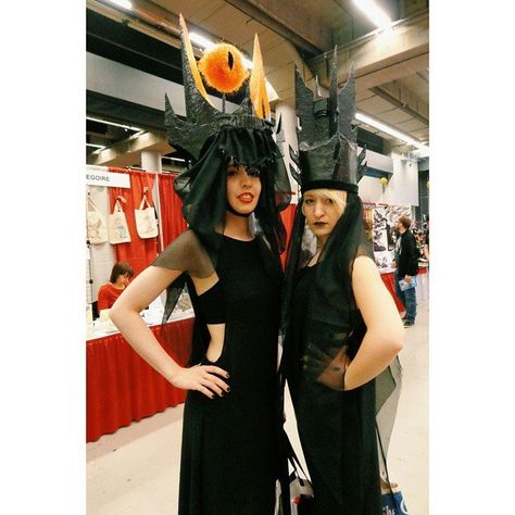 Eye of Sauron and Witch-King Fashion Vampire, Nerd Costumes, Hobbit Cosplay, Eye Of Sauron, Epic Costumes, 50s Costume, Lotr Costume, Clever Costumes, Vampire Costumes