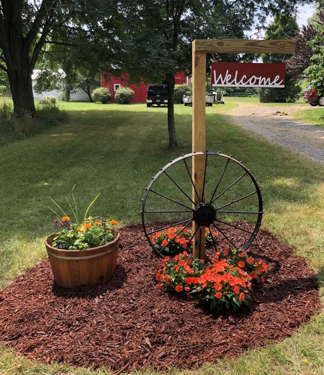 Welcome with a wagon wheel! Wagon Wheel Decor, Driveway Entrance Landscaping, Wheel Decor, Home Landscaping, Garden Yard Ideas, Front Yard Garden, Yard Design, Rustic Garden Decor, Wagon Wheel