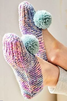 Knit Slippers Free Pattern, Knitted Slippers Pattern, Knitting Patterns Free Beginner, Knitting Needles Sizes, Felted Slippers, Slippers Pattern, Yarn Tail, Knitted Slippers, Crochet Slippers