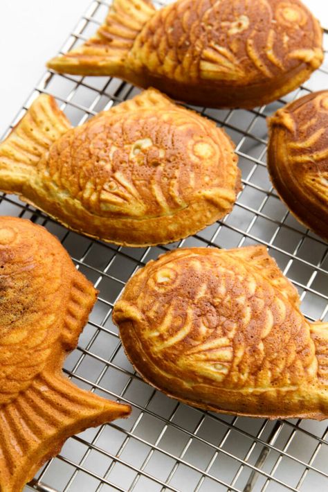 Waffle Shapes, Taiyaki Recipe, Fish Pastry, Fish Dessert, Fish Waffle, Taiyaki Fish, Fish Cookie, Waffle Cone Recipe, Sweet Red Bean Paste