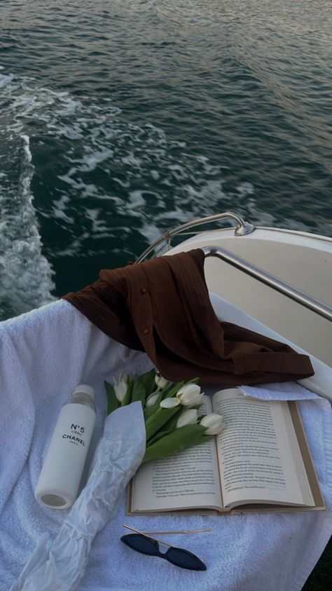 Boatlife Aesthetic Yacht, Boat Picnic, Sea Flowers, Flowers Tulips, Summer Water, Fashion Aesthetic, Boating, Tulips, Chanel